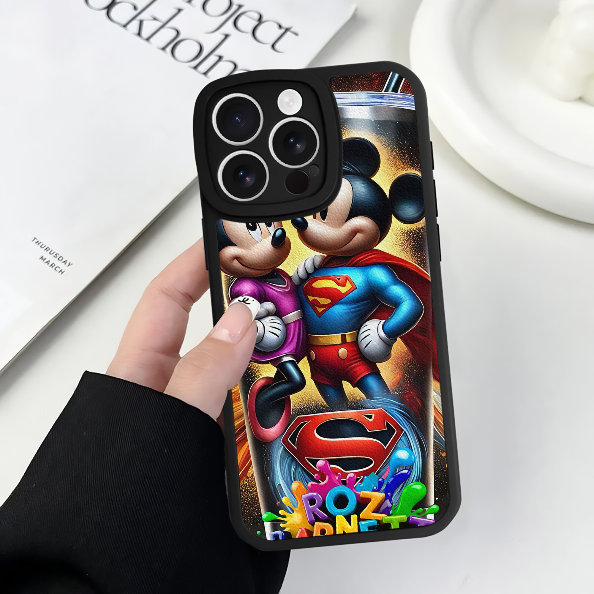 （画像用） ミッキーマウス Mickey Mouse 【iPhone 16シリーズ対応】シリコンスマホケース（レザー調） 材質：シリコン